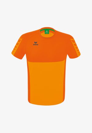 Camiseta deportiva de color naranja brillante con diseño bicolor, logo de Erima en el pecho y patrones de chevrones en ambas mangas.