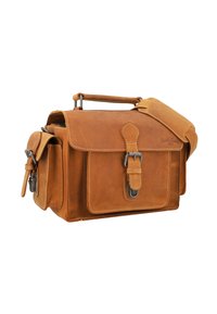Sac en cuir marron de forme rectangulaire, avec rabat avant, quincaillerie en métal, bandoulière ajustable et poche latérale avec fermeture à boucle.