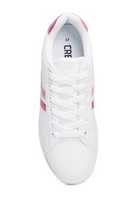 Sneaker bianco con linguetta imbottita, design con lacci e strisce in suede rosa sui lati. Presenta una suola in gomma texture. Taglia 37.