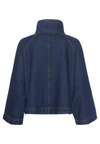 Mörkblå denimjacka med hög krage, långa vida ärmar och synlig gyllene söm på ryggen och ärmsluten.