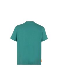 T-shirt a maniche corte di colore teal realizzato in cotone, con taglio dritto, collo rotondo e una piccola etichetta arancione sul lato sinistro.