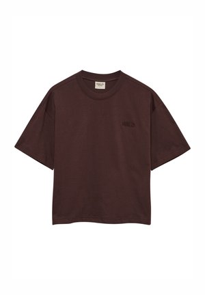 Bruine katoenen t-shirt met korte mouwen, ronde hals en een klein geborduurd logo aan de linkerzijde. Boxy fit met een soepele textuur.