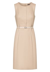 Robe beige sans manches avec un corsage ajusté, des détails plissés et une ceinture blanche à la taille ornée d'une boucle argentée.