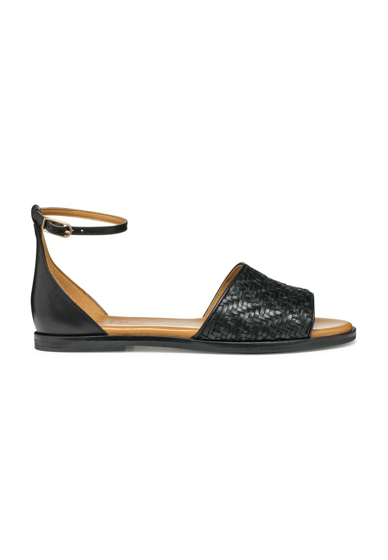 Sandalia negra con textura trenzada en la parte delantera, correa de tobillo de cuero suave con hebilla ajustable, suela plana y diseño de punta abierta.