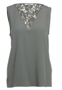 Haut sans manches en tissu vert doux avec un col en V. Il présente un panneau floral en dentelle au niveau de l'encolure, une texture lisse et une silhouette simple.