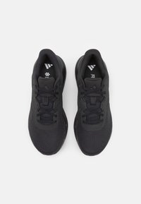 Par de zapatillas de correr Adidas negras con parte superior de malla y parte delantera con cordones, mostradas desde una vista superior sobre un fondo blanco.