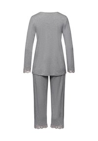 Hellgraues Schlafanzug-Set mit langen Ärmeln und Spitze an den Bündchen und Hosen Säumen. Weiches, angenehmes Material in einem lockeren Schnitt.