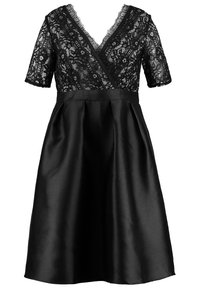 Svart klänning med en spetstopp med korta ärmar och en djup V-ringning, som övergår till en sidentygsärad med en vid silhuett.