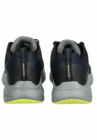 Schwarze und marineblaue Textilsneaker mit grauer Sohle und gelben Akzenten. Mit einem gepolsterten Kragen und einer Zuglasche an der Ferse für einfaches Anziehen.