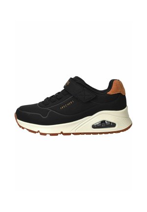 Une basket Skechers noire et marron avec semelle blanche, coussinet d'air visible, lacets et bride velcro sur fond blanc.