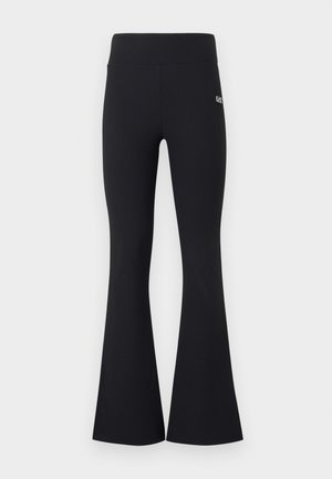 Mustad soonikuga kõrge vöökohaga lehvikpüksid, millel on elastne vöökoht ja väike valge EA7 logo parema reie ülaosas.