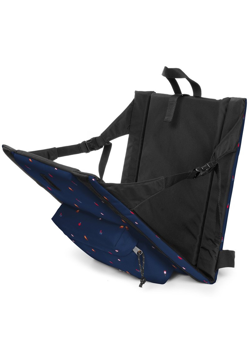 Sac à dos noir avec des sangles réglables, intérieur bleu marine comportant un motif géométrique multicolore, poche zippée visible.