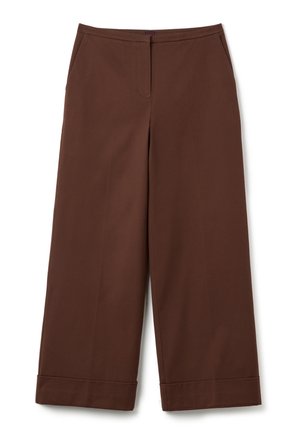 Rechtoe rechtaan bruine broek met omgeslagen broekspijpen, zijzakken en een verborgen rits aan de voorkant, gemaakt van soepel materiaal.