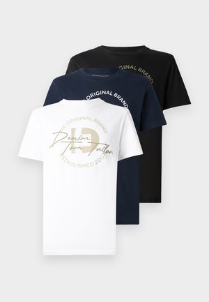 Trois T-shirts à col ras du cou en coton blanc, marine et noir, présentant un logo graphique doré sur le T-shirt blanc et un texte dans un design circulaire.