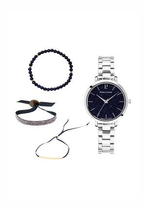 Stříbrné hodinky s tmavě modrým třpytivým ciferníkem, kulatým náramkem s korálky, třpytivým páskovým náramkem a nastavitelným námořnicky modrým šňůrkovým náramkem se zlatým proužkem.