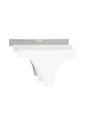 Trois strings sans couture pour femmes en blanc, vichy gris clair et gris uni, empilés en chevauchement avec les étiquettes de marque visibles.