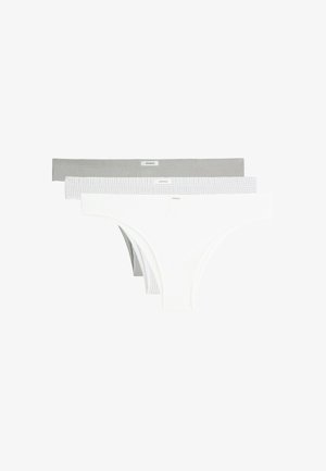 Trois strings sans couture pour femmes en blanc, vichy gris clair et gris uni, empilés en chevauchement avec les étiquettes de marque visibles.