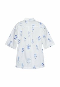 Hvid skjorte med blå blomstermønstre, korte ærmer og krave. Har knaplukning og rygfald for ekstra detalje.