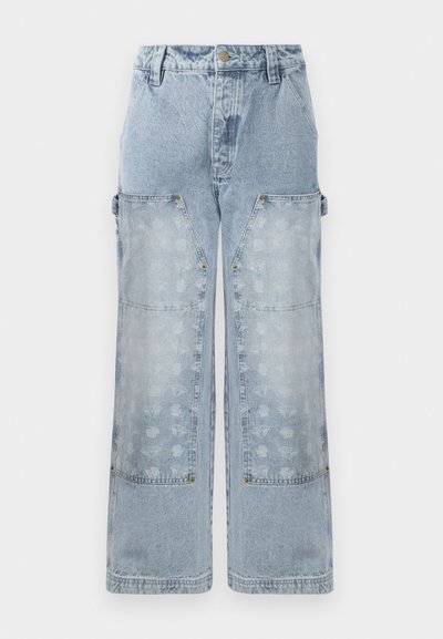 Los pantalones cargo de denim azul claro presentan un diseño de pierna ancha, grandes bolsillos de parche y un sutil estampado floral en los paneles inferiores con acentos de hardware dorado.
