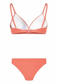 Korálový pruhovaný bikinový set s trojúhelníkovým braletem s nastavitelnými ramínky a odpovídajícím spodním dílem s nízkým pasem a hladkým povrchem.