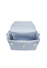 Sac à main en cuir bleu clair avec finition texturée, ouverture en haut et poche intérieure zippée. Accents en matériel doré sur les côtés.