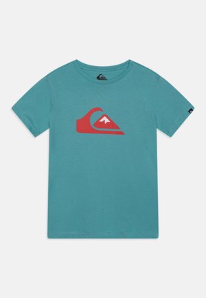 Teal bavlnené tričko s krátkymi rukávmi. Obsahuje veľké, stilizované červené logo v tvare vlny na hrudi a malé čierne logo na rukáve.