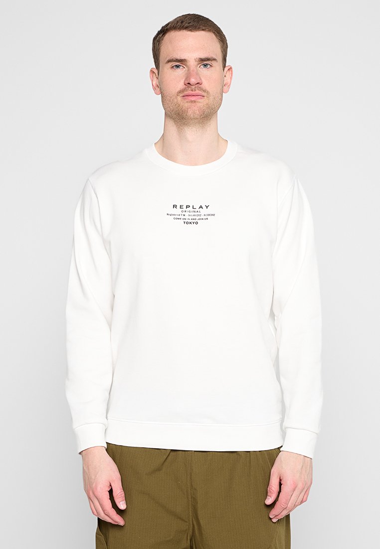 Witte sweatshirt met een ronde hals en lange mouwen, voorzien van een zwarte bedrukte logo-tekst in het midden. Glad katoenoppervlak.