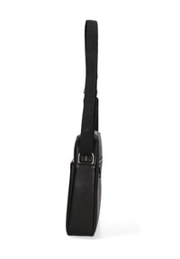 Borsa a tracolla nera realizzata in materiale sintetico texturizzato, forma rettangolare piatta, dotata di una robusta tracolla in tessuto e chiusura con zip.