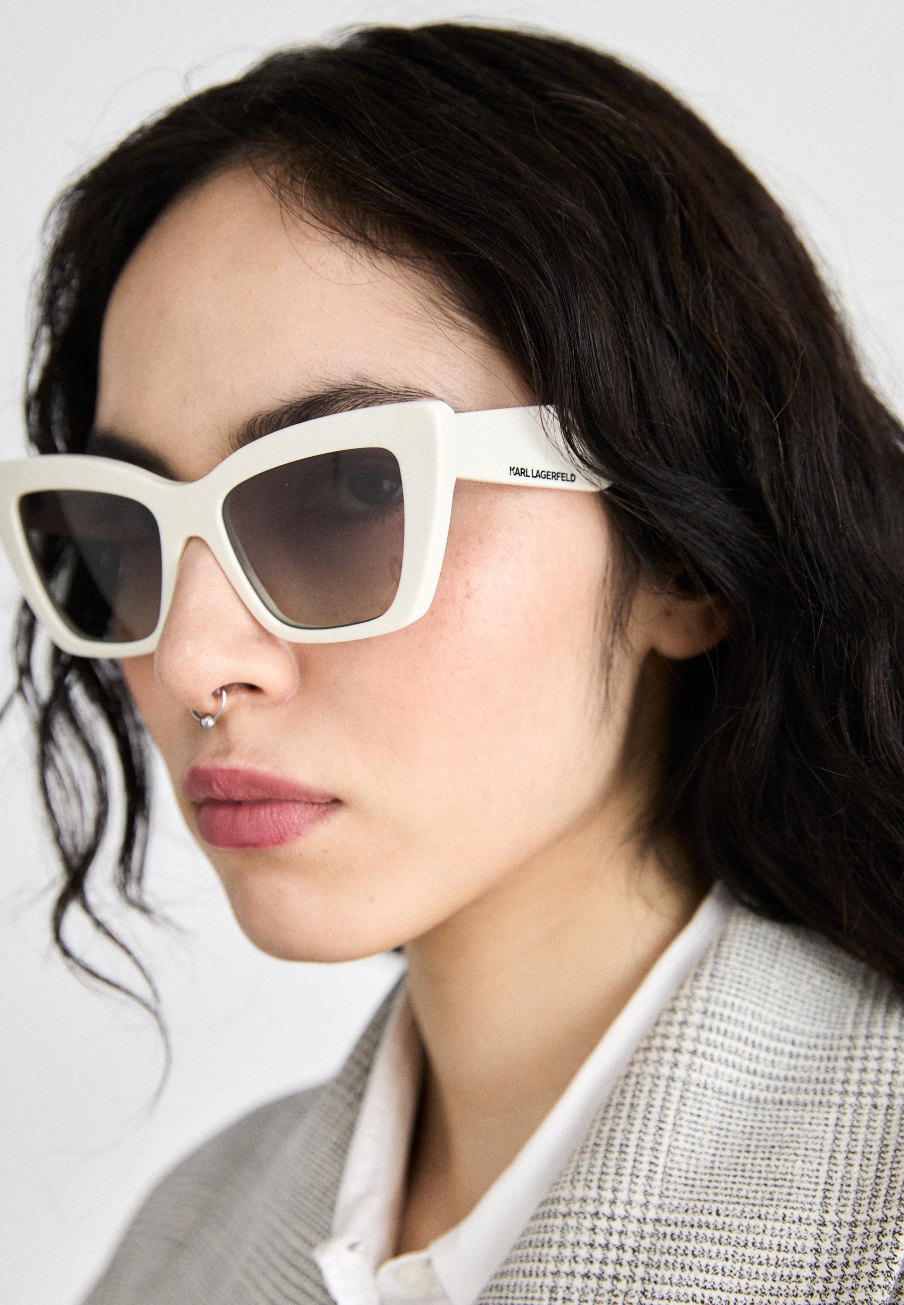 KARL LARGERFELD WHITE SUNGLASSES Karl Lagerfeld KL6220S 105 54 | Bassol Optic United States main image 3