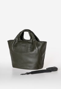 Borsa tote in pelle verde con finitura texturizzata, caratterizzata da un design spazioso, manici superiori e una tracolla nera removibile.