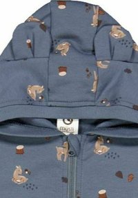 Modrá mikina na zip s kapucí, zdobená hravými vzory zvířat a žaludů v světlé hnědé barvě. Měkká tkanina s jemnou texturou a nastavitelnou kapucí.