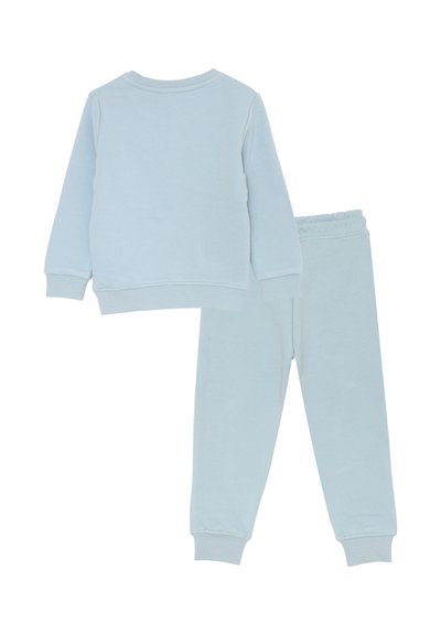 Completo composto da felpa azzurro chiaro con maniche lunghe e pantaloni jogger con vita elasticizzata per bambini, mostrato da dietro su uno sfondo bianco.