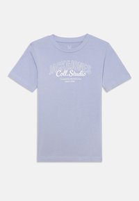Šviesiai violetinė medvilninė marškinėliai su trumpomis rankovėmis ir apvaliu iškirpimu. Priekyje puikuojasi balta užrašas: „JACK & JONES Coll. Studio“, išdėstytas arka.