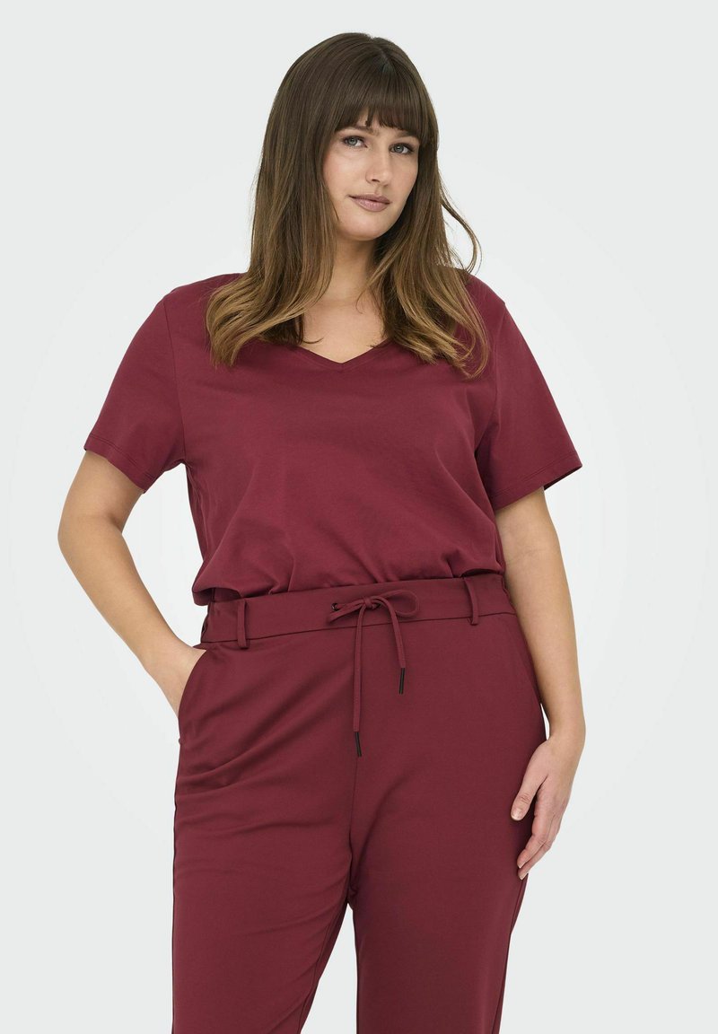 Bordeaux top met een v-hals en korte mouwen, gecombineerd met bijpassende broek met een elastische tailleband en trekkoorddetail.