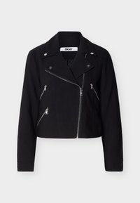 Μαύρο κοντό biker μπουφάν με ασύμμετρους ασημένιους φερμουάρ, κουμπιά με πατήματα και λεπτομέρεια στο γιακά, με ετικέτα DKNY στο εσωτερικό.