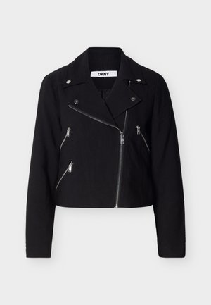 Svart kort bikerjakke med asymmetriske sølvglidelåser, trykknapper og kragedetalj, merket DKNY på innsiden.