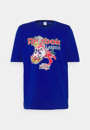 Blaues Reebok T-Shirt mit Italienkarte, Fußball, Pasta und Olivenzweig-Grafiken sowie Stadtnamen, beschriftet als Classico Italy.