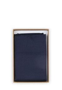 Navyblauwe stof netjes gevouwen, gepresenteerd in een bruine kartonnen doos. Het materiaal lijkt zacht met een subtiele textuur.