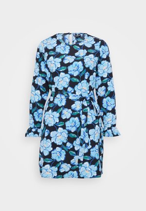 Virágmintás ruha sötétkék háttérrel, kék és fehér virágokkal, hosszú ujjakkal, kötős derékkal és fodros ujjak végekkel.