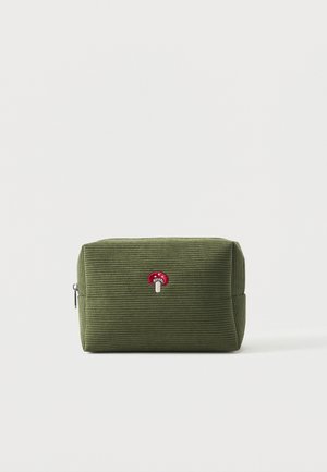 Pequeño estuche rectangular de color verde oliva con textura acanalada horizontal y un bordado de un hongo rojo y blanco en el frente.
