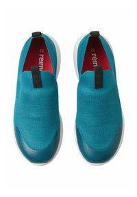 Turkusowe buty slip-on z teksturowaną cholewką z dzianiny, kontrastującym gładkim noskiem, białą podeszwą i czarnymi pętlami na pięcie. Jasnoczerwona podszewka.