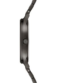 Zwarte analoge klok met een slank, rond kast, gestructureerde bezel en gepolijst hardware. De metalen band heeft rechthoekige schakels, wat de duurzaamheid verhoogt.