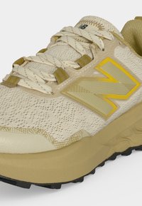Μπεζ και κίτρινο αθλητικό παπούτσι New Balance με επάνω μέρος από σχέδιο πλέγματος, κλείσιμο με κορδόνια και υφής λαστιχένια σόλα.