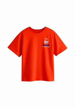 Rød T-shirt med korte ærmer med grafik af et glas chili flager og teksten "Kimchi & Chill Club" på øverste venstre bryst.
