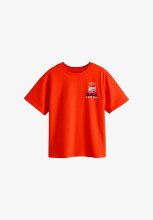 Rød T-shirt med korte ærmer med grafik af et glas chili flager og teksten "Kimchi & Chill Club" på øverste venstre bryst.