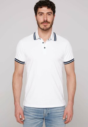 Witte poloshirt met een gestreepte kraag en mouwen met marineblauwe accenten, drie-knops sluiting en een zachte stoftextuur.