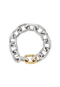 Zilveren metalen kettingarmband met oversized schakels, voorzien van een opvallende gouden ovale sluiting die een veilige sluitmechanisme integreert.