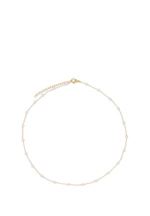 Zarte goldene Halskette mit gleichmäßig verteilten kleinen weißen Perlen und Karabinerverschluss mit verstellbarem Verlängerungskettchen.