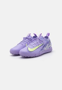 Scarpe da atletica viola con una parte superiore testurizzata, caratterizzate da un logo swoosh giallo neon, dettagli a contrasto e una suola aderenza per miglior grip.