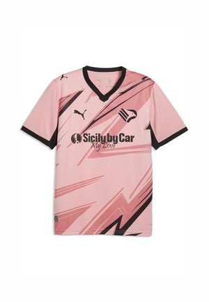 Camiseta deportiva rosa con cuello y puños negros, logotipos negros de Puma, texto "Sicily by Car My Love" y patrones abstractos en rosa oscuro y negro.